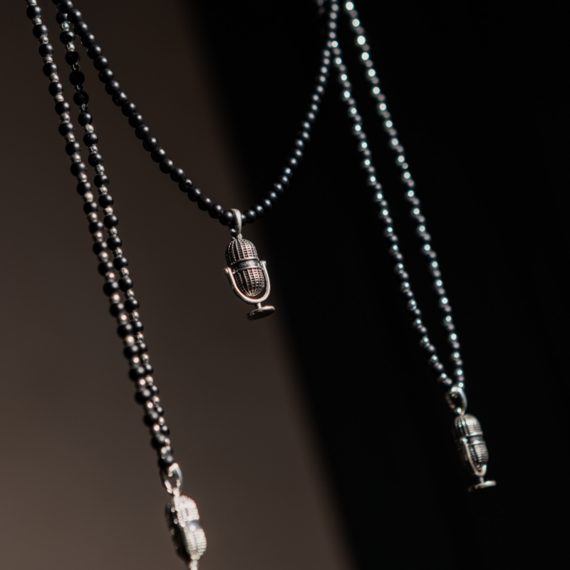 Naszyjnik z onyksów, z mikrofonem z kolekcji Colibra x Pan Lektor (C24/PAN/05/1)