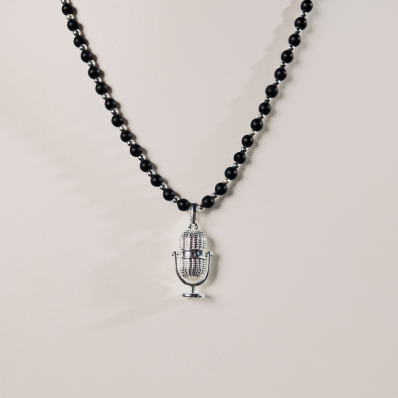Naszyjnik z onyksów przeplatanych kuleczkami, z mikrofonem z kolekcji Colibra x Pan Lektor (C24/PAN/05)