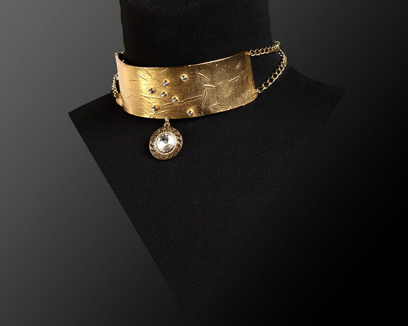 Szeroka obroża zdobiona kryształkami, z zawieszką z kolekcji Vintage (C24/WIN/41AU)