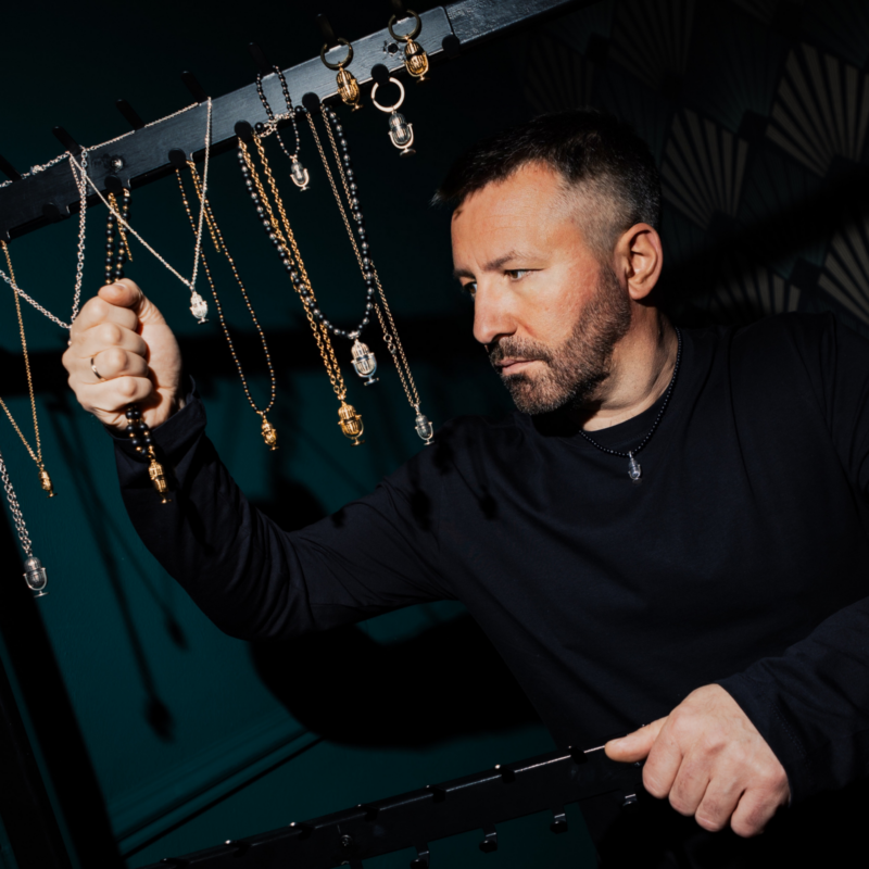 Naszyjnik z onyksów, z połówką mikrofonu z kolekcji Colibra x Pan Lektor (C24/PAN/04)